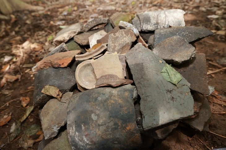 완도군 장좌리사지에서 출토된 도기와 기와편. 완도군 제공