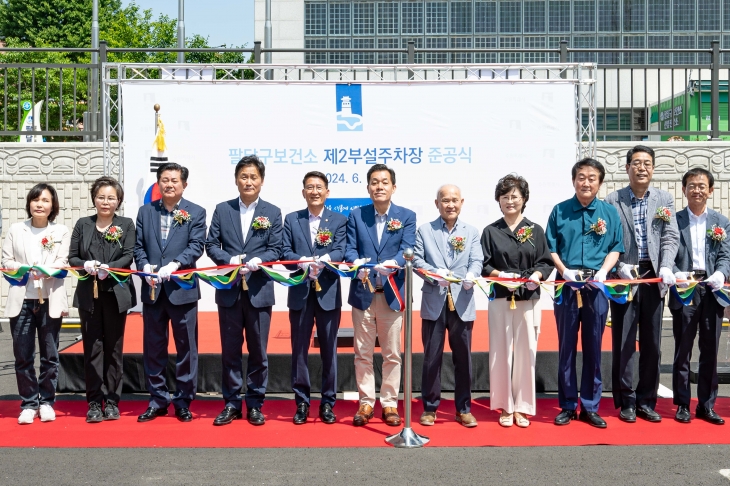 이재준 시장(오른쪽 6번째부터), 김기정 수원시의회 의장, 김영진 의원 등이 준공식에서 테이프를 자르고 있다. 수원시 제공