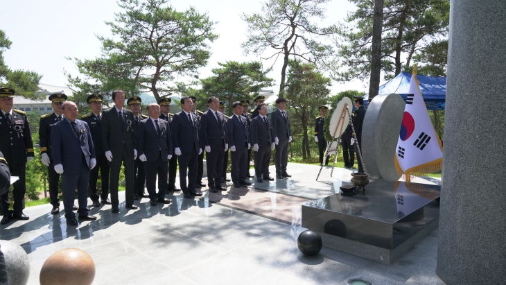 12일 경북도청 상생의 숲에 있는 경북도 순직공무원 추모비를 찾아 순직 공무원에 대해 참배한 경북도의회 건설소방위원회(위원장 박승직). 경북도의회 제공