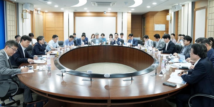 전라남도가 12일 ‘해상풍력 인력양성 관계기관 회의’를 하고 있다.