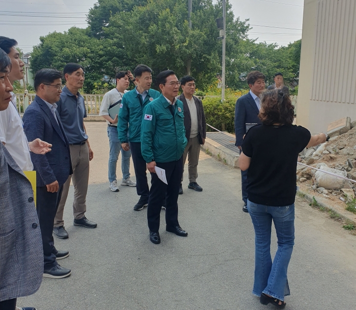 김석필 천안시 부시장이 성거읍 보금자리 아파트 현장을 찾아 입주 현황과 시설물 등을 점검하고 있다. 시 제공