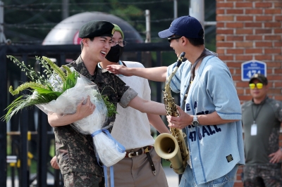 BTS 진 전역… “너무 기뻐 두 번 울었다”