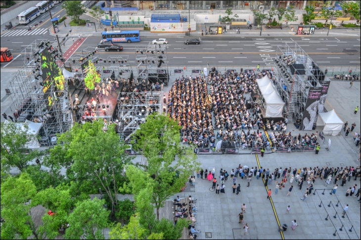 광화문광장이 ‘카발레리아 루스티카나’를 보려는 시민들로 가득찬 모습. 세종문화회관 제공