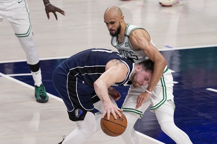 NBA의 댈러스 ‘간판’ 루카 돈치치(왼쪽)가  13일 보스턴과의 파이널 3차전 3쿼터에서 보스턴 가드 데릭 화이트 뚫는 돌파를 시도하고 있다. 댈러스 AP 연합뉴스