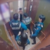 엘리베이터 열리자 야구방망이 든 남성이…공포에 떤 주민들(영상)
