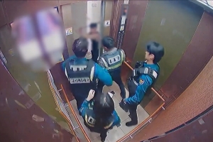 엘리베이터 열리자 야구방망이 든 남성이…공포에 떤 주민들(영상)