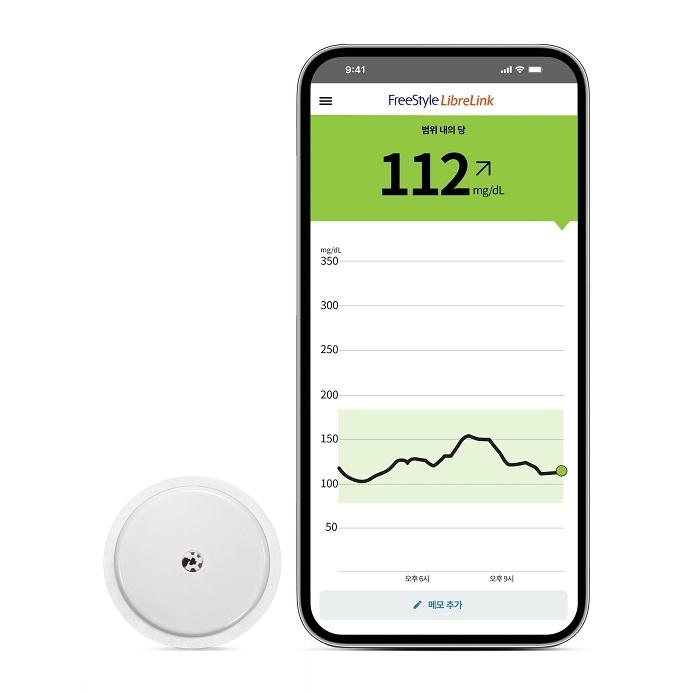 프리스타일 리브레 2 센서(왼쪽)와 프리스타일 리브레링크 앱(오른쪽).  한국 애보트 제공