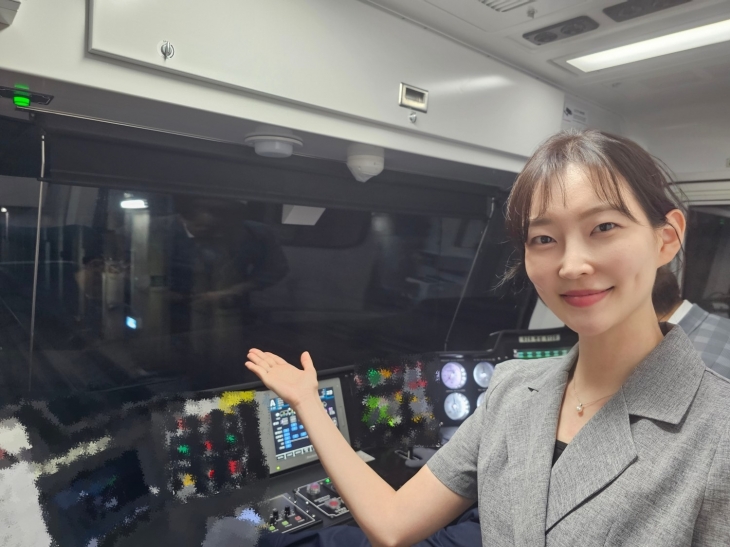김혜지 의원(국민의힘·강동1)이 지난 12일 열차에 직접 탑승하여 별내선(8호선 연장) 영업시운전을 점검하고 있다.