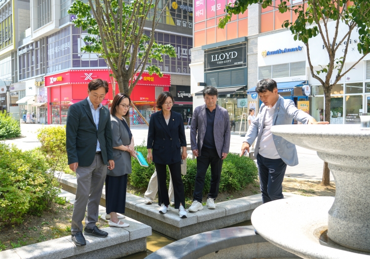 6월 12일 미사역 인근 ‘미사문화거리’를 현장방문한 하남시의회 의원들이 운영현황을 확인하고 활성화 방안을 논의하고 있다. 하남시의회 제공