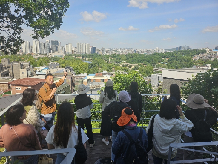 지난달 27일 서울 용산구 이태원 부군당에서 용산역사박물관 자원봉사자 전문교육이 진행되고 있다. 용산구 제공