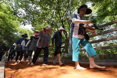 맨발로 걷는 황톳길