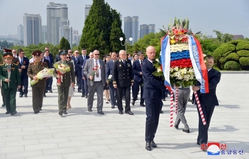 주북 러시아 대사관, 평양 해방탑·소련군열사묘에 헌화