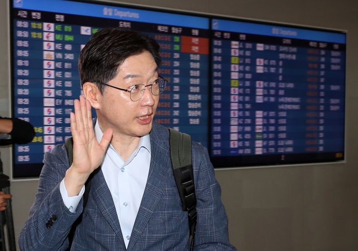 김경수 전 경남도지사가 14일 오전 인천국제공항 2터미널에서 런던으로 출국하며 지인들에게 작별 인사를 하고 있다. 뉴스1