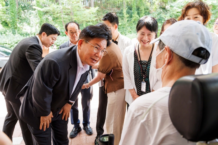 지난해 마포장애인종합복지관에서 열린 휠피 바자회에 참석해 구민과 인사를 나누는 박강수(왼쪽) 서울 마포구청장. 마포구 제공