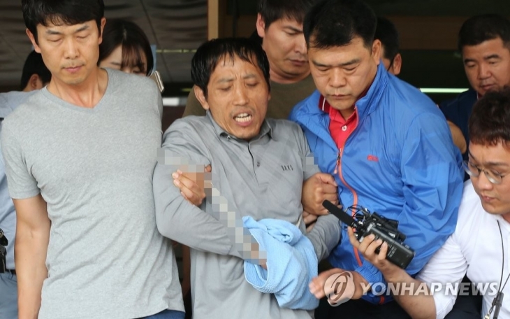 여성을 납치 살해한 김일곤이 영장실질심사를 받기 위해 서울 성동경찰서를 떠나고 있다.