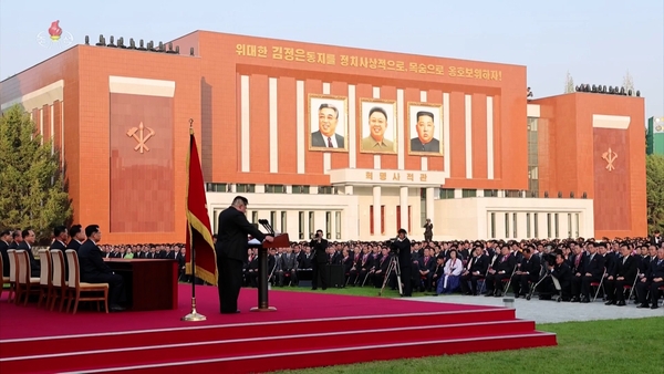 김정은 북한 국무위원장이 지난 21일 평양 금수산지구 노동당 중앙간부학교 준공식에 참석했다고 조선중앙TV가 22일 보도했다. 김 위원장 초상화가 교내 혁명사적관 외벽에 김일성 주석과 김정일 국방위원장의 초상화와 나란히 걸려 있다. [조선중앙TV 화면] 연합뉴스