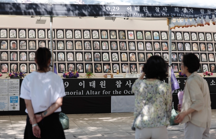 지난달 2일 서울 중구 서울광장에 마련된 이태원 참사 희생자 합동 분향소에서 시민들이 추모하고 있다. 2024.05.02 뉴시스