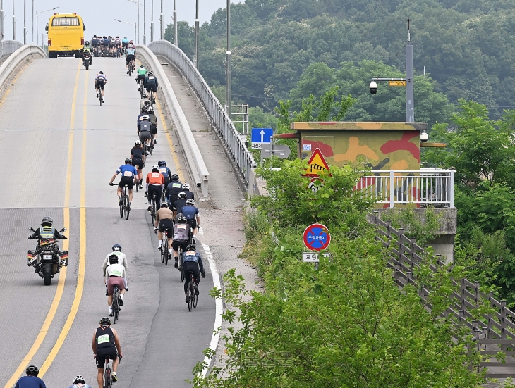 15일 경기도 연천군 일대에서 열린 ‘서울신문 창간 120주년 기념 2024 연천 DMZ 랠리’ 대회에서 참가자들이 힘차게 달리고 있다. 2024.6.15 오장환 기자