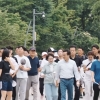 ‘도민과의 소통’ 강조하는 김동연, 100여명과 호수공원 산책…“정치인의 봉사하는 마음 중요”