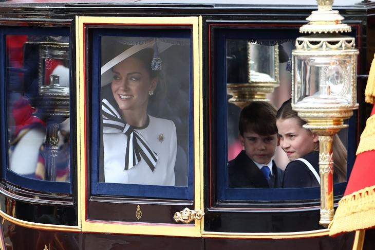 15일(현지시간) 영국 국왕 생일 기념 군기분열식(Trooping the Colour)에 참석한 케이트 미들턴(왼쪽) 왕세자빈이 마차에서 자녀들과 함께 창밖을 바라보고 있다. AFP 연합뉴스