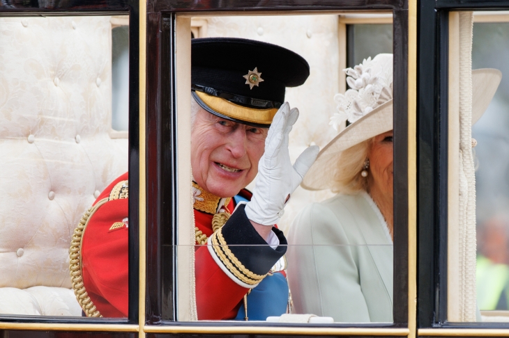 15일(현지시간) 찰스 3세 영국 국왕이 생일 기념 군기분열식(Trooping the Colour)에서 마차에 탄 채 손을 흔들고 있다. EPA 연합뉴스