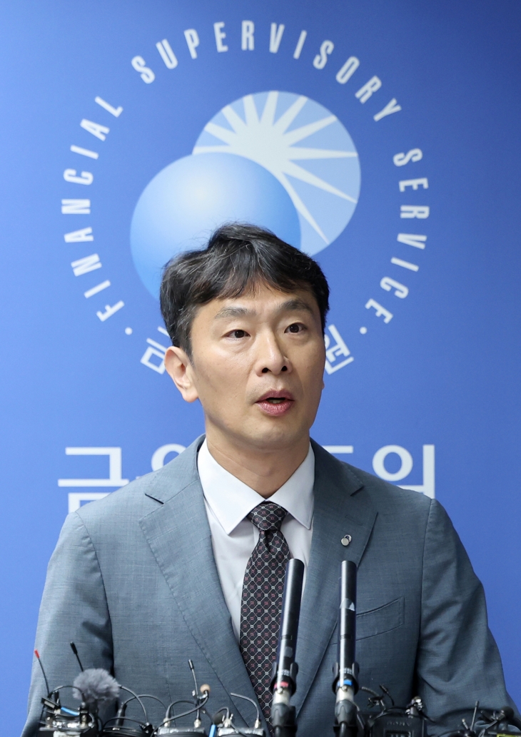 이복현 금융감독원장이 지난 14일 서울 영등포구 여의도 금감원에서 상법 개정 등 이슈와 관련해 브리핑하고 있다. 연합뉴스