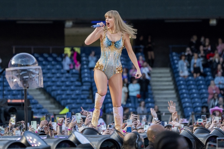 8일(현지시간) 가수 테일러 스위프트(Taylor Swift)가 스코틀랜드 에든버러(Edinburgh) 머레이필드(Murrayfield) 경기장에서 열린 ‘디 에라스 투어’ 무대에서 공연하고 있다. 2024.6.8 AP 연합뉴스