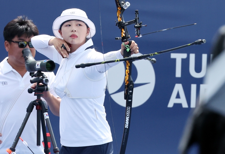 한국 양궁 국가대표 임시현이 지난달 26일 경북 예천군 진호국제양궁장에서 열린 2024 현대 양궁 월드컵 2차 대회 리커브 여자 개인 4강전에서 활시위를 당기고 있다. 예천 뉴스1