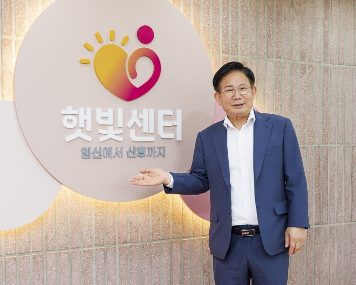 박강수 서울 마포구청장이 마포구보건소 햇빛센터를 소개하고 있다. 마포구 제공