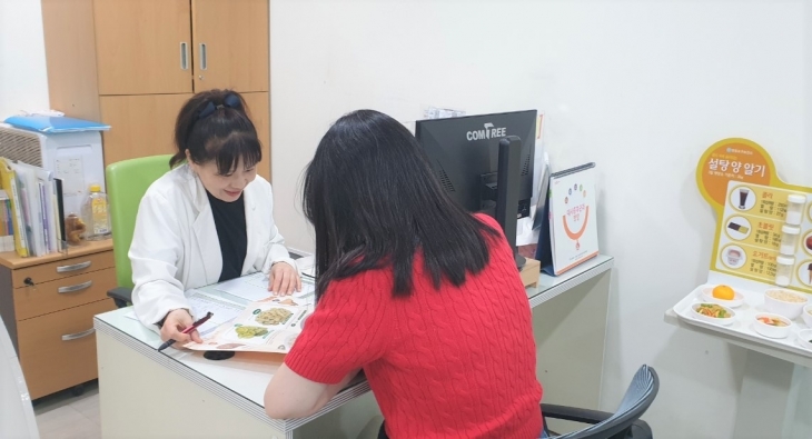 서울 영등포구의 영등포구보건소 대사증후군센터에서 전문인력이 구민의 식습관, 생활습관을 확인하고 있다. 영등포구 제공