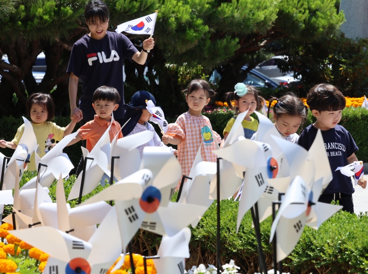 서울신문과 국가보훈부는 17일 올해의 ‘서울보훈대상’ 수상자로 박율균·하복덕·전영복·이병근·이길홍씨 등 5명을 선정했다고 밝혔다. 사진은 지난 3일 광주 북구청어린이집 아이들이 호국보훈의 달을 맞아 구청 광장에 조성된 태극기 화단을 둘러보고 있는 모습. 광주 연합뉴스