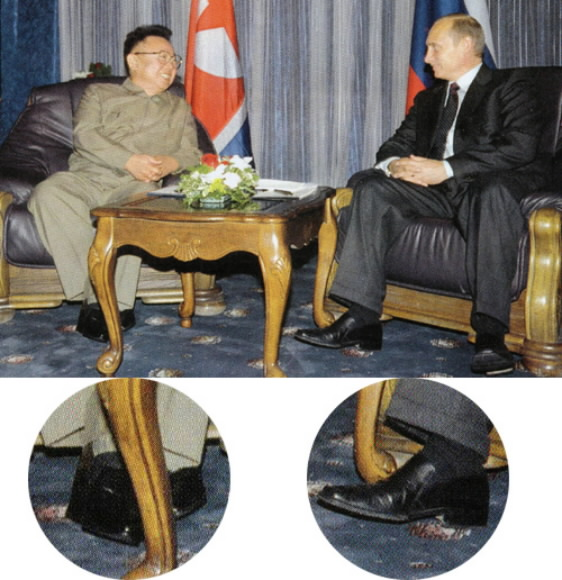 지난 2001년 푸틴 러시아 대통령과 정상회담때 특수 제작된 ‘키높이 구두’를 신은 채 앉아 있는 김정일 북한 국방위원장. 서울신문DB