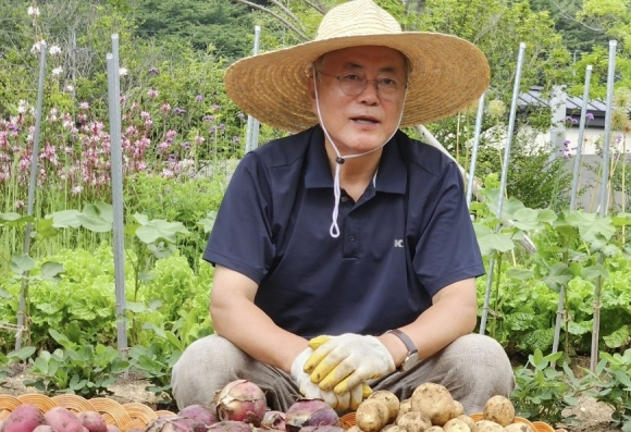 檢 김정숙 여사 수사 착수한 날, 文 페이스북에 올린 사진