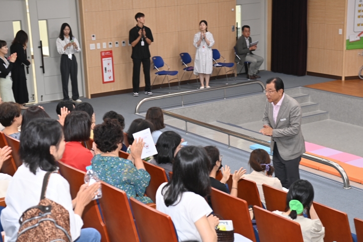 이현재 시장이  17일 미사도서관 미사홀에서 열린 어린이도서관의 운영방향과 공간구성 등에 대한 주민설명회에서 대화를 나누고 있다.  하남시 제공