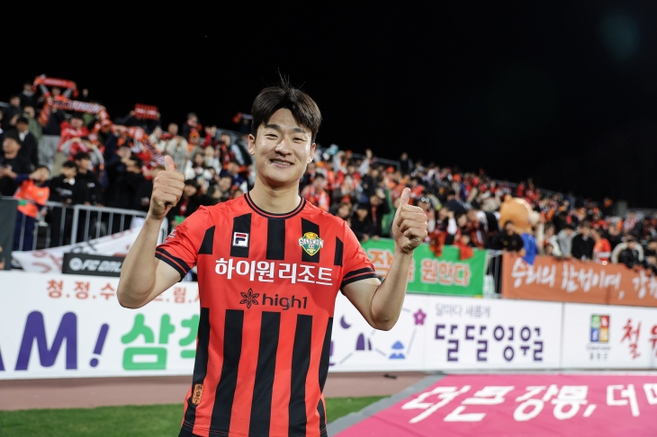 강원FC 이상헌이 지난 4월 3일 춘천송암스포츠타운에서 열린 K리그1 2024 5라운드 대구FC와의 홈 경기에서 3-0으로 승리하고 기뻐하고 있다. K리그 제공