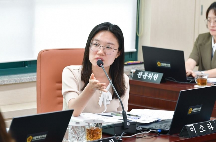 제324회 정례회 보건복지위원회 여성가족정책실 회의에서  질의중인 이소라 의원