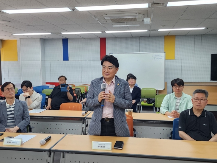 지난 14일 종로구 청년재단에서 열린 ‘2024 소잉마스터 아카데미 청년 뉴진스 데님 특화 과정 7기’ 오리엔테이션에 참석해 인사말을 하는 홍국표 의원