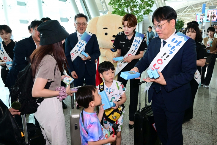 18일 인천국제공항 제1여객터미널 출국장에서 열린 제38회 세계 마약퇴치의 날 기념 마약캠페인에서 김종호(오른쪽부터) 인천공항본부세관장, 마약근절 홍보대사인 방송인 장도연, 정상혁 신한은행장이 여행객들에게 홍보물을 나눠주고 있다. 2024.6.18 도준석 전문기자