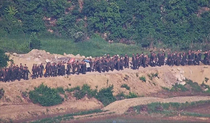 합동참모본부가 18일 북한이 지난 4월부터 전선지역에서 불모지 조성, 지뢰 매설, 전술도로 보강 등의 작업을 진행하고 있다고 밝혔다. 사진은 전선지역에 대규모로 투입된 북한 병력이 이동하는 모습. 합동참모본부 제공