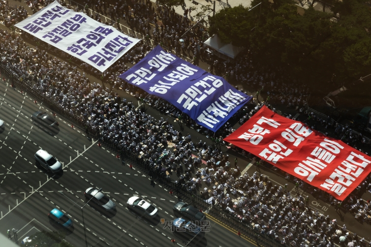 18일 서울 영등포구 여의대로에서 ‘의료농단 저지 전국 의사 총궐기 대회’에서 정부의 의료 정책을 규탄하는 퍼포먼스가 진행되고 있다. 2024.6.18 오장환 기자