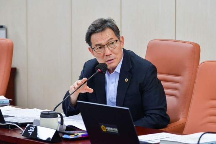 지난 17일 제324회 정례회 환경수자원위원회의 푸른도시여가국 결산보고에서 발언중인 남궁역 의원