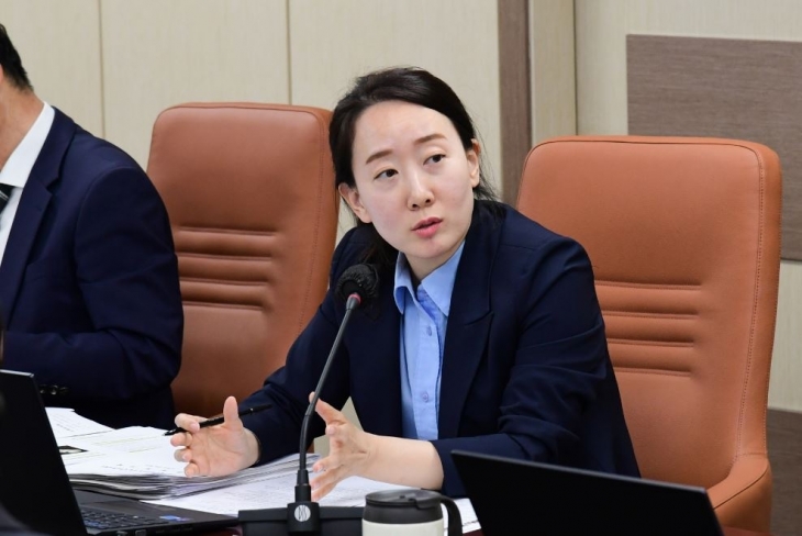 지난 17일 제324회 정례회 환수위 소관 푸른도시여가국 업무보고에서 질의중인 곽향기 의원
