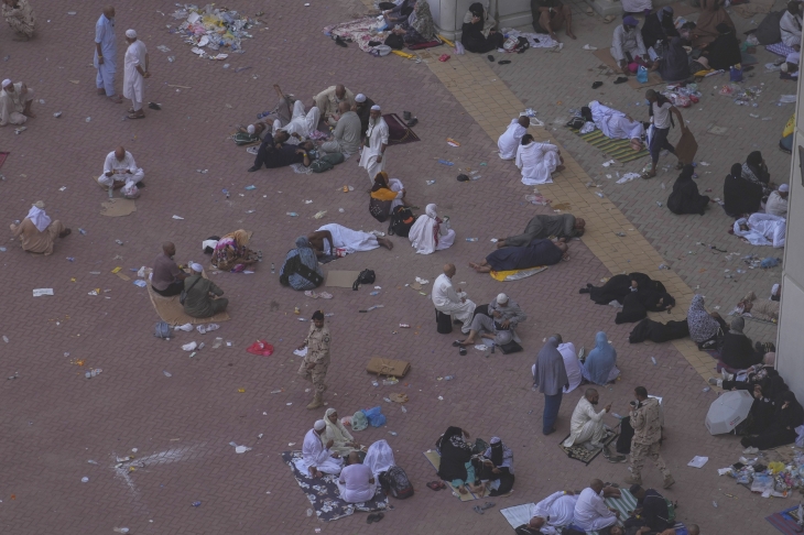 이슬람 성지순례(하지)를 위해 사우디아라비아를 찾은 무슬림들이 18일(현지시간) 메카 인근 미나에서 휴식을 취하고 있다. AP 뉴시스