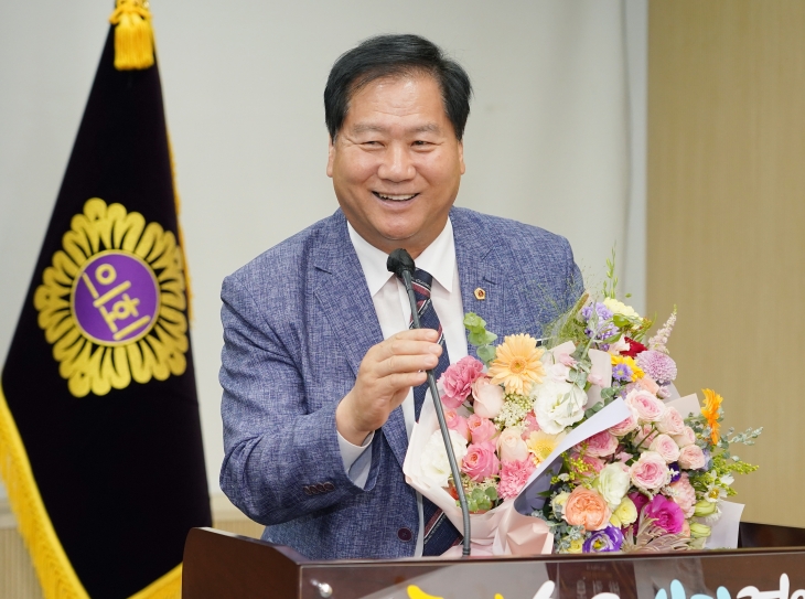 지난 18일 2024 쿠키뉴스 선정 ‘지방자치단체 우수 의정대상 광역의원 부문 대상’을 수상한 박영한 의원이 수상소감을 말하고 있다.