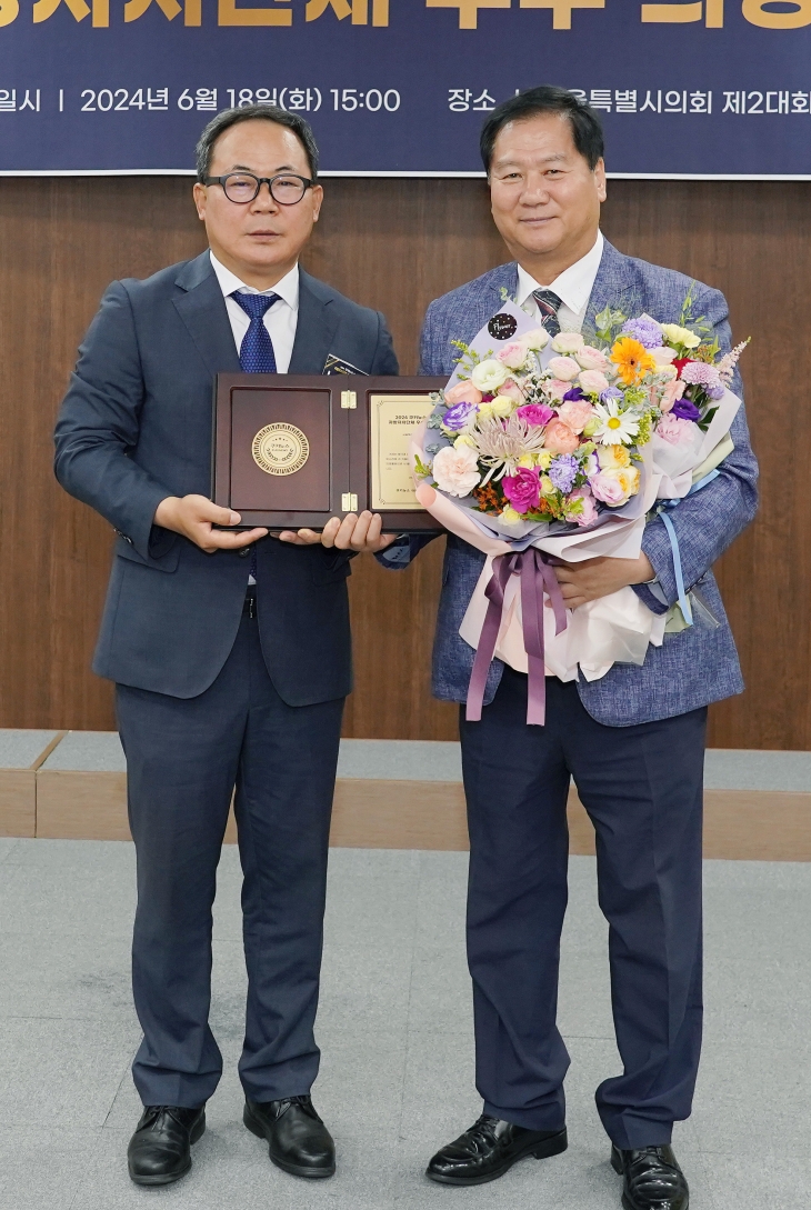 지난 18일 서울시의회 의원회관 제2대회의실에서 2024 쿠키뉴스 선정 ‘지방자치단체 우수 의정대상 광역의원 부문 대상’을 수상한 박영한 의원(오른쪽)