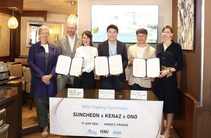 노관규 시장과 국내 대표 웹툰기업 케나즈, 프랑스 콘텐츠기업 오노 대표가 업무협약을 체결한 후 기념사진을 찍고 있다.