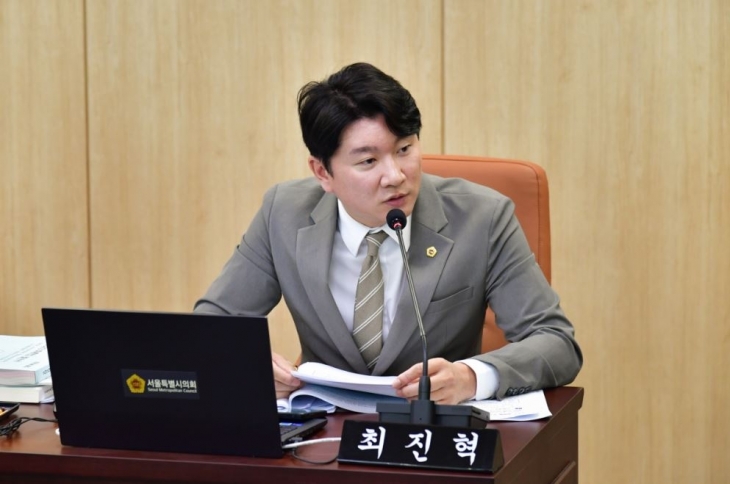 지난 17일 열린 제324회 정례회 주택공간위원회 주택정책실 소관 안건처리 및 업무보고에서 질의중인 최진혁 의원