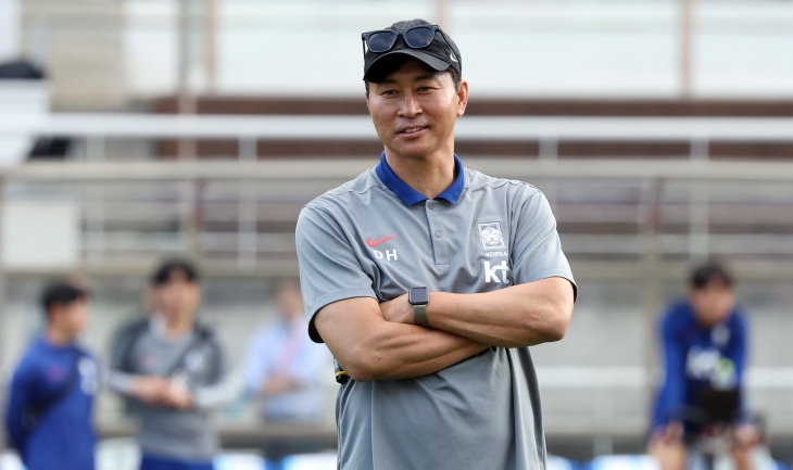 김도훈 전 한국 남자축구 국가대표팀 임시감독이 지난 8일 고양종합운동장에서 진행한 2026 FIFA 북중미 월드컵 2차 예선 중국전 공개 훈련에서 선수들을 지켜보고 있다. 뉴스1