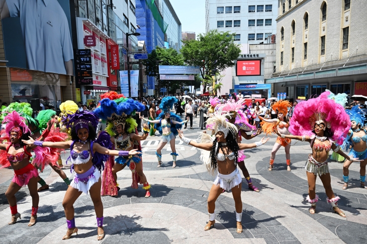 19일 서울 중구 명동 유네스코 거리에서 롯데월드 어드벤처 삼바 공연 연기자들이 특별 거리 공연을 하고 있다. 2024.6.19 홍윤기 기자