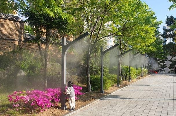 서울 용산구 신계역사공원에 쿨링포그가 작동되는 모습. 용산구 제공